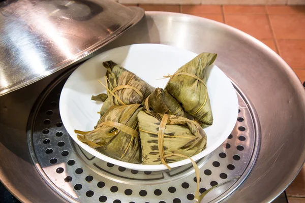 Čínské rýžové knedlíky nebo zongzi ve wok pro napařování — Stock fotografie