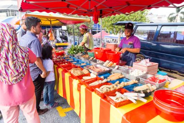 Sokak gıda ın Bazaarı Malezya'da Ramazan boyunca iftar için yiyecek ve içecek 