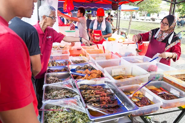 Уличные базары в Малайзии обслуживали ифтар во время Рамадана — стоковое фото