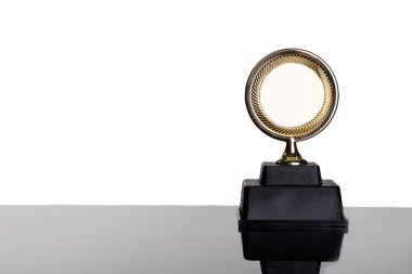 Beyaz zemin üzerine altın madalya Ödülü