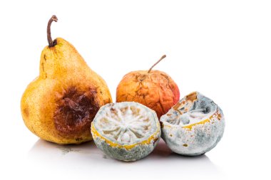 Çürük, küflü ve çürüyen limon, elma, armut üzerinde beyaz backgr