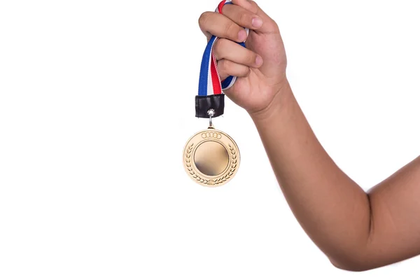 Спортсмен держит золотую медаль с лентой на руке — стоковое фото
