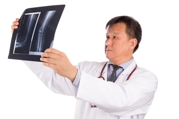 Médico ortopédico asiático em destaque examinando filme de raios X — Fotografia de Stock