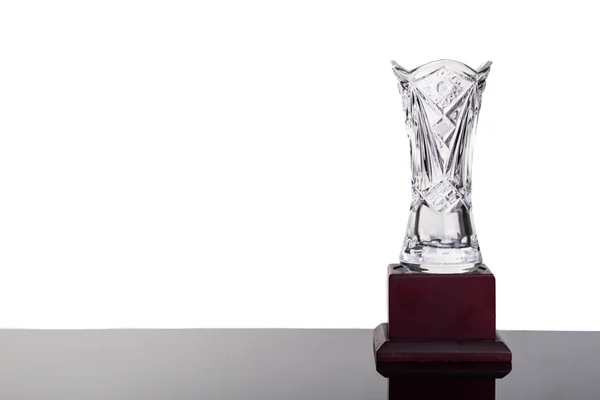 Elegante troféu de vaso de cristal no fundo branco lavado à direita — Fotografia de Stock