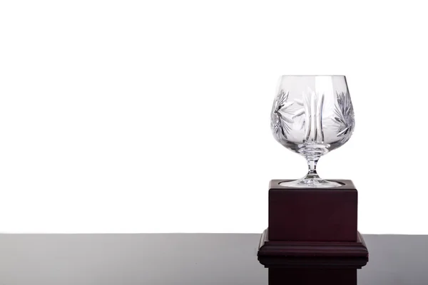 Elegante kristallen cup trofee op witte achtergrond rechts gespoeld — Stockfoto