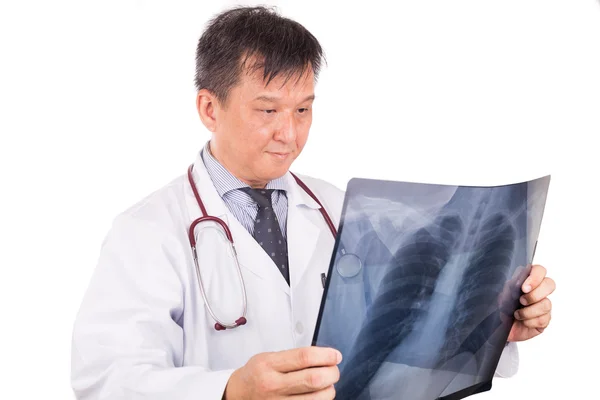 Médico asiático em destaque examinando pulmões Raio-X negativo filme — Fotografia de Stock