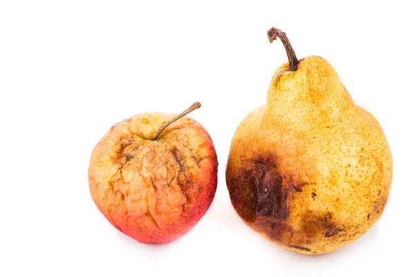 Manzana roja podrida y en descomposición y pera sobre fondo blanco — Foto de Stock