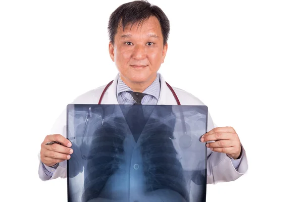 Médico asiático maduro posando con pulmones Rayos X fi negativo — Foto de Stock
