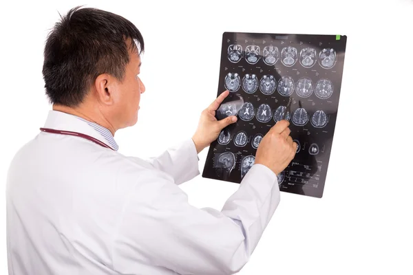 成熟的亚洲神经内科医生检查颅脑 Mri 图像 — 图库照片