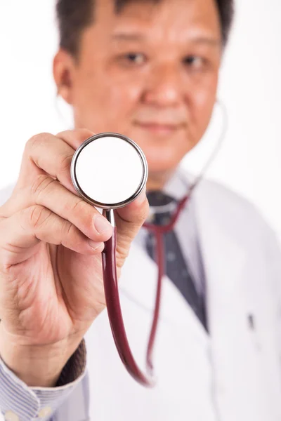 Focus sélectif sur le stéthoscope tenu par le médecin asiatique masculin — Photo