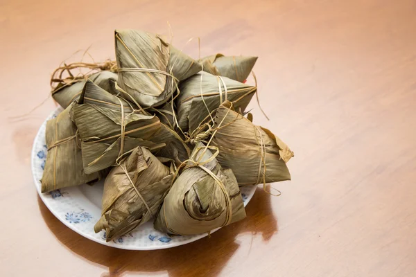 Tradiční čínská Duanwu rýžové knedlíky na desce — Stock fotografie