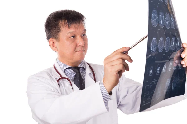 Médico de neurología asiático maduro examinando imágenes de resonancia magnética de cabeza —  Fotos de Stock