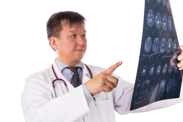 Médico de neurologia asiática em destaque examinando imagens de ressonância magnética de cabeça — Fotografia de Stock