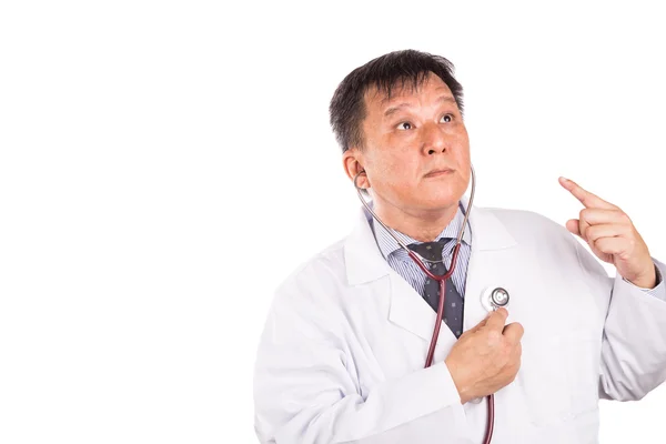 Médico asiático maduro escuchando los propios latidos del corazón usando st —  Fotos de Stock