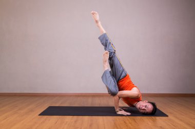 Adam gelişmiş yoga poz gerçekleştirir