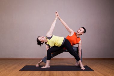 Çift yan yoga ortak poz açısı genişletilmiş dizi yapmak