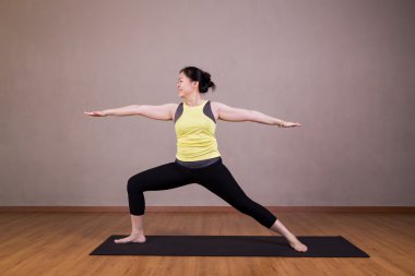 Kadın savaşçı 2 veya Virabhadrasana 2 yoga gerçekleştirme poz