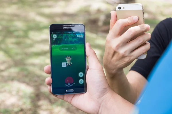 KUALA LUMPUR, MALAYSIA, JULY 24, 2016: Two users play Pokemon Go — Stock Photo, Image