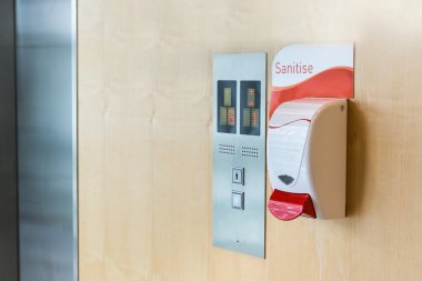 Asansör yanında genel el dezenfektanı