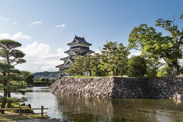 Kasteel van Matsumoto tegen blauwe hemel in de zomer — Stockfoto