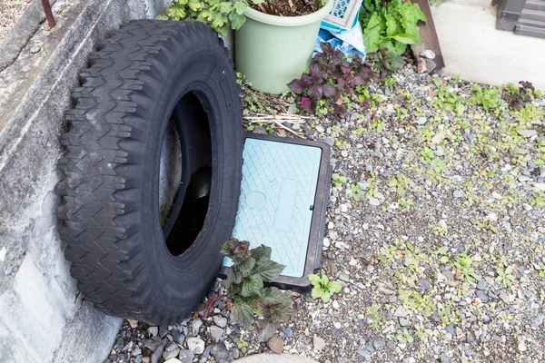 Neumáticos usados trampas terreno de reproducción de riesgo de lluvia para mosquitos —  Fotos de Stock