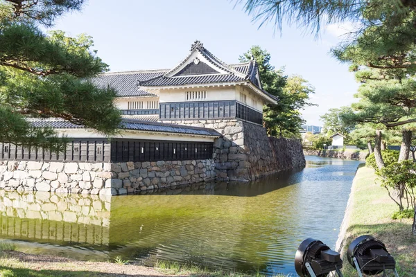 Kasteel van Matsumoto tegen blauwe hemel in de zomer — Stockfoto