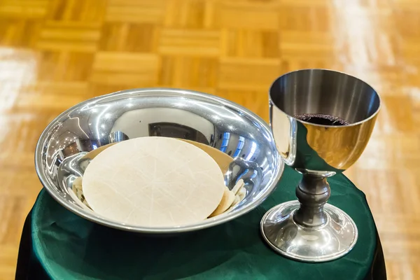 Catholic bread and wine in silver chalice — Stock Photo, Image