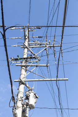 Elektrik direği ile mavi gökyüzü ile Tel ızgara