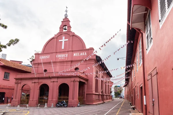 Antiguos edificios coloniales holandeses La iglesia de Cristo y los edificios rojos de Stadthuys son atracciones turísticas icónicas de Malaca. No hay gente. — Foto de Stock