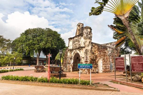 Ruinas históricas Una Famosa es una antigua fortaleza portuguesa. Destino turístico popular en Malaca. No hay gente. — Foto de Stock