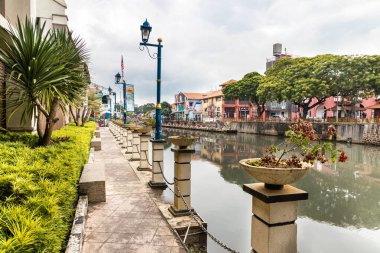 Melaka nehri yürüyüşü, tarihi Melaka 'nın antik ve modern yapısının hoş bir görüntüsünü sunar..