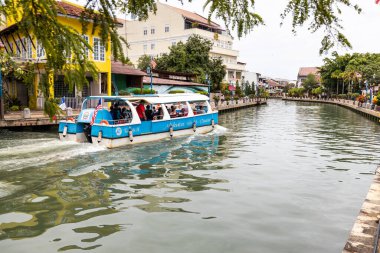 MALACCA, MALAYSIA, 31 Ekim 2020: Melaka nehir gezisi turistlere tarihi binalara sahip tarihi kentin bir anlık görüntüsünü sundu.