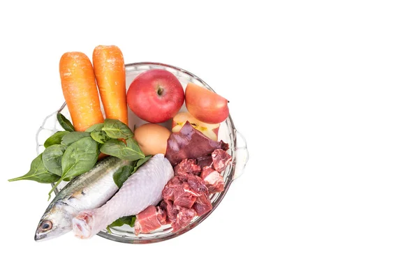 Visão geral sobre os ingredientes da receita de alimentos crus para cães que consistem em carne, órgãos, peixes, ovos e vegetais em fundo branco — Fotografia de Stock