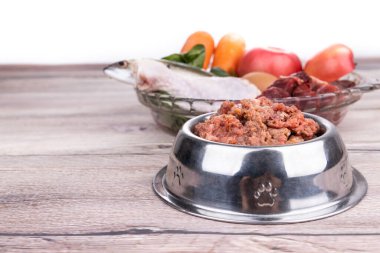 Et, organ, balık, yumurta ve sebzeden oluşan köpekler için öğütülmüş kusmuk tarifi.