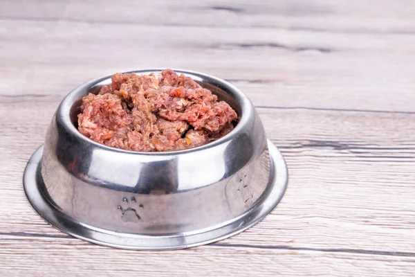 Servindo de carne crua picada de carne de vaca para farinha de cão — Fotografia de Stock