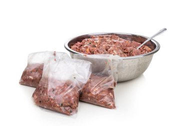 Et, organ, balık, yumurta ve sebzeden oluşan köpekler için öğütülmüş kusmuk çiğ yemek tarifi dondurmak için paketlenmiştir.