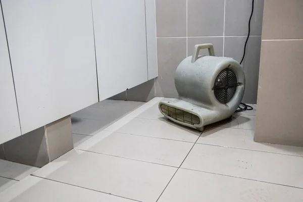 Máquina de ventilador de secador de piso en baño secado piso mojado —  Fotos de Stock