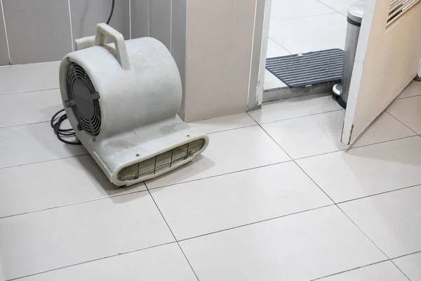 Máquina de ventilador de secador de piso en baño secado piso mojado —  Fotos de Stock