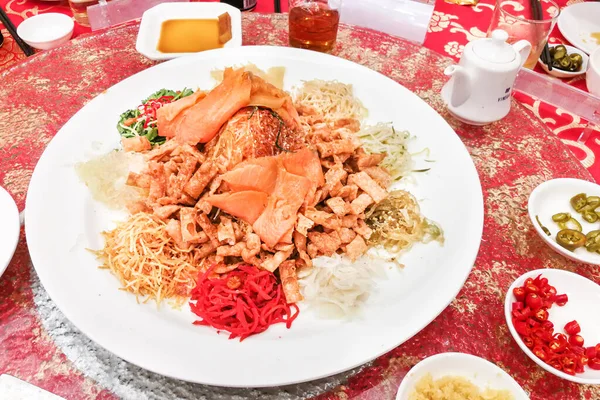 Yusheng oder yee sang ist eine traditionelle Speise, die während des chinesischen Neujahrsfestes für Glück und Wohlstand verzehrt wird — Stockfoto