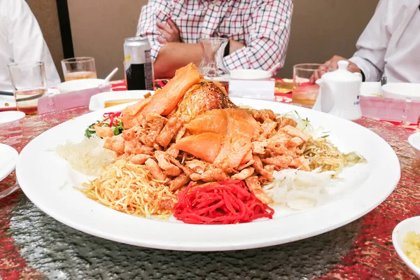 Yusheng oder yee sang ist eine traditionelle Speise, die während des chinesischen Neujahrsfestes für Glück und Wohlstand verzehrt wird — Stockfoto