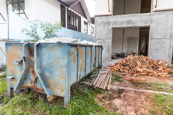 Basura contenedor de basura Roro recoge basura en el sitio de construcción —  Fotos de Stock