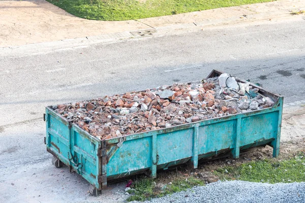 Lixo roro lixeira recolhe lixo no local de construção — Fotografia de Stock