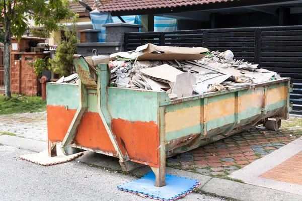 Odpadkový roro kontejner sbírá odpadky na staveništi — Stock fotografie