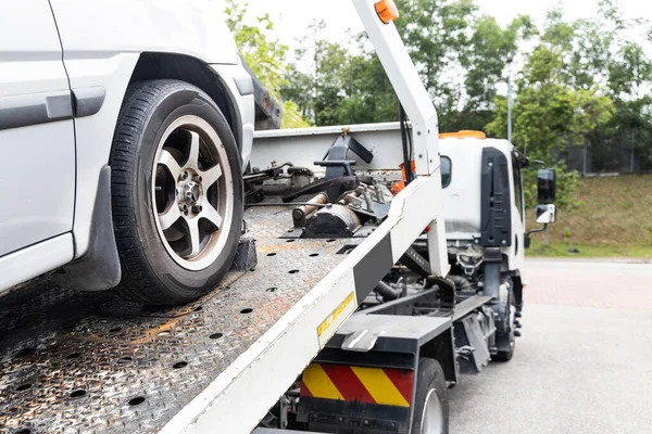 Kabel an kaputtem Auto wird auf Abschleppwagen gezogen — Stockfoto