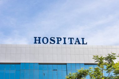 Hastane tabelasıyla binanın ön cephesini kapatın.