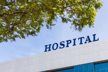 Hastane tabelasıyla binanın ön cephesini kapatın.