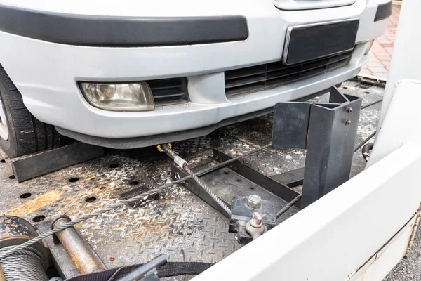 Το χαλασμένο αυτοκίνητο ρυμουλκήθηκε σε φορτηγό ρυμούλκησης — Φωτογραφία Αρχείου