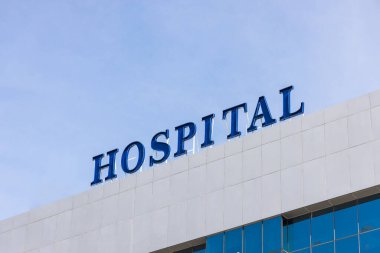 Hastane tabelasıyla binanın ön cephesini kapatın.