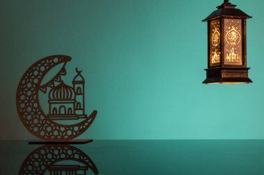 Ramadhan olarak İngilizce 'ye çevrilmiş Arapça metinlerle yazılmış Mübarek bayram kavramları bizim ışığımızdır. Hilal ay ve silüet içinde hilal vardır.