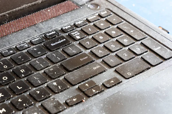 在肮脏和不卫生的电脑笔记本电脑键盘上进行特写，键盘上布满灰尘和微粒 — 图库照片